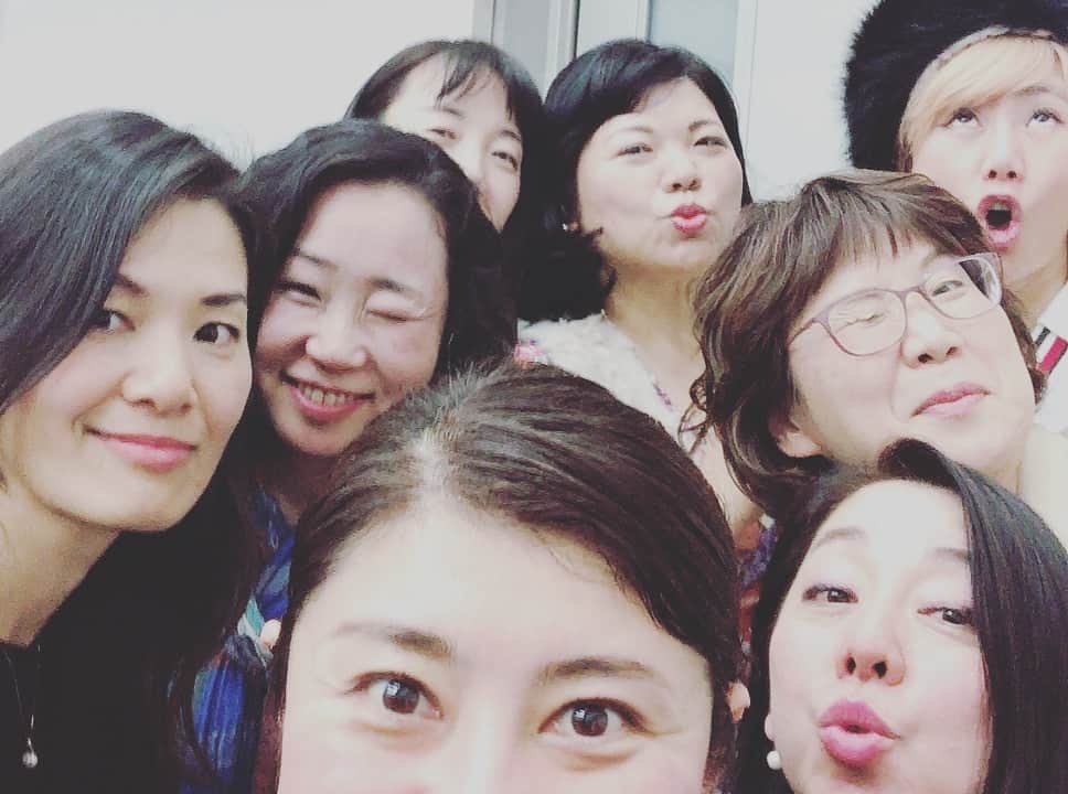 間々田佳子のインスタグラム：「世の中には パワフルな方がたくさんいるな〜❣️ 友人ひなちゃんのエグゼクティブコーチングセミナーへ  新しい場所に行くと 新しい出会いがある 新しい気づきがある 新しい自分を知る  刺激をたくさん吸収 皆さまに感謝😊✨ #間々田佳子 #顔ヨガ #自分の枠を外す  #エグゼクティブコーチ  #エネルギッシュなダンスの先生もいたぞ！タダモノではない…  まだまだだ私😳 先がまだまだあるって事だ…🤗㊗️ 毎日を大切に生きよう！  #守家火奈子 #ryonryon」