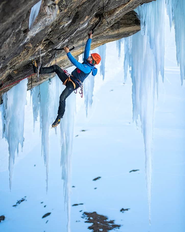 のインスタグラム：「@rychlik.krzysztof attempting « Slice of scheiss » M10 📷 @marcinciepielewski  #kandersteg #iceclimbing #ice #icefall #cascadedeglace #mountaineering #mountaineer #mountains #mountain #alpinisme #alpinism #alpinismo」