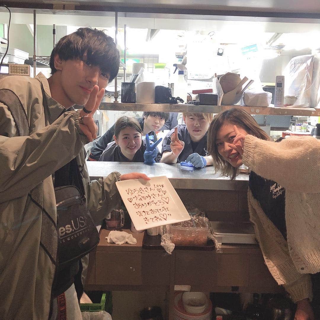 のインスタグラム：「. 本日もたくさんのご来店 ありがとうございました！🤗 今日は卒業した2人が 弁慶に来てくれました💞 やっぱり楽しかった弁慶が 名残惜しいんですかね⁇🤤 明日もたくさんご予約頂いていますが 一限様も是非お越しください👼🏻 明日も元気にお待ちしてます！🎌🌟 . #弁慶#弁慶新大宮#駅近#奈良 #泳ぎイカ#居酒屋#地酒#日本酒#instgood#instalike #instafood #instapic #instaphoto #instajob🍻#駅近#徒歩1分#奈良#泳ぎイカ#🦑#🍶#🐟 #🐓 #yummy #😋#instgood#instalike#いいね返し#🐣」