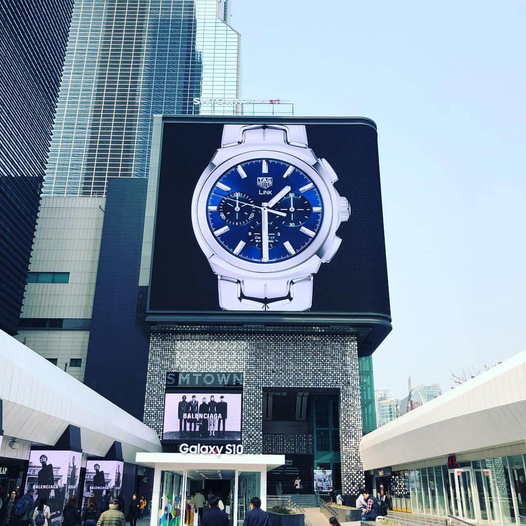向山毅のインスタグラム：「久しぶりの韓国。ストーリーにはご飯ばっかりあげてたけどしっかり打ち合わせもし、舞台もいっぱい観ました。 イメージと違うものもあったけどやはりパルレは最高ですね。何度見ても歌に感動します。  SMTOWN@coexartiumも一般オープン前に行った以来だから何年ぶりだろう。久しぶりすぎて忘れた笑  今回は一人で行ったのでほぼ電車移動。かなり地下鉄詳しくなりました。T-moneyも買ったしこれでいつ韓国行ってもケンチャナヨ🇰🇷 しかしひとりご飯出来るところを探すのが結構難儀でした。  日本みたいにないからねー。 日本が多すぎるのかも。 無理やりチーズタッカルビを二人分注文したり、、、(一人分はないらしい)  でもこれだけカフェがあり、電源があり、Wi-fiがあればどこでも仕事出来ますね、日本もそうなってきたけど。  とりあえず豚汁作って食べよー👍」