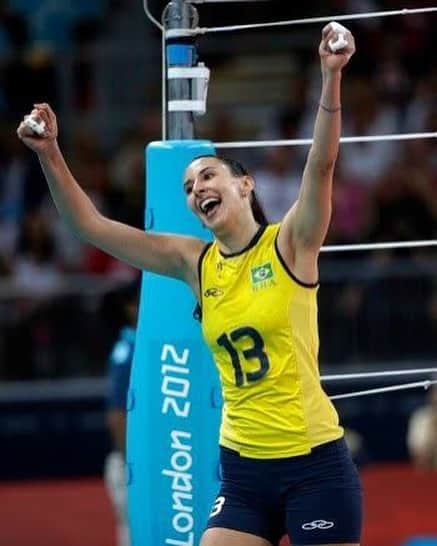 シェイラ・カストロのインスタグラム：「#tbt pra esta saudade que estou de jogar vôlei! Tem alguém aí com saudade de me ver jogar? #london2012 #volleyball #volei #selecao」