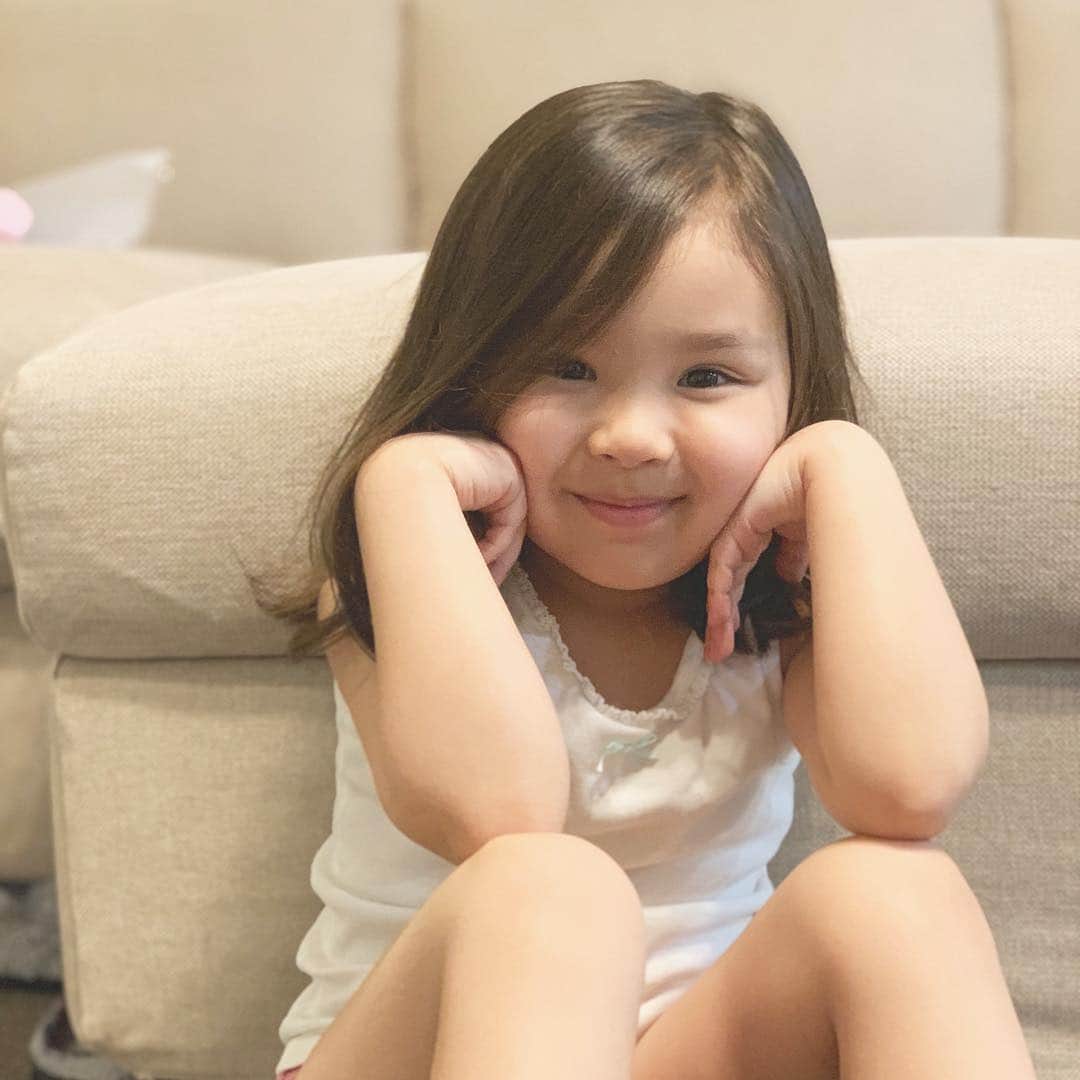 バイリンガル3兄妹のインスタグラム：「日本に帰って来てからもう2週間半？かな？ ・ ・ 4月に年中さんに入るまで 毎日ずっと私と一緒にいるおはな♡ ・ ・ 少しずつまた日本語も増えて来て 華の日本語を聞くたび とても嬉しい気分になっちゃうんだけど ・ ・ 空雅が最近ずっと北斗の拳の名台詞 「お前はもう死んでいる」 をずっと口癖のように呟いてて ・ ・ 今日とうとう 華と2人で手を繋いでる時に ニッコニコの笑顔で ・ ・ 「マーミィ♡お前は…しんでいる！♡」 ・ ・ って言われたよ😂😂 ・ ・ 華の可愛い声で言われたら 笑うしかない😂 多分意味はわかってない😂 ・ ・ #はなち #4歳 #バイリンガル #北斗の拳 #バイリンガル3兄妹」
