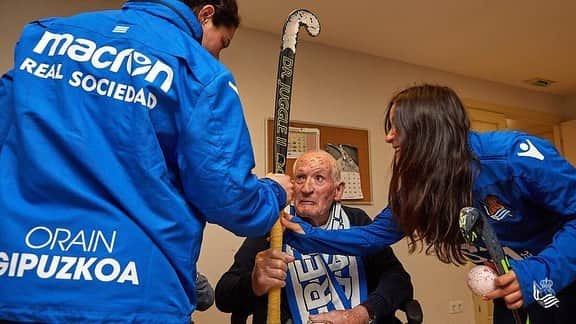 レアル・ソシエダさんのインスタグラム写真 - (レアル・ソシエダInstagram)「🏑 @RSHockeyFemenin taldeak Miramoneko Sanitas Mayores egoitza bisitatu du atzo izan zen zoriontasunaren eguna ospatzeko 🔵⚪️🔵 . 🏑 El equipo de hockey hierba ha visitado el centro residencial Miramon - Sanitas Mayores con motivo del día de la felicidad celebrado ayer 🔵⚪️🔵 . #AtxurrakGora #RealSociedad #Hockey」3月21日 23時07分 - realsociedad