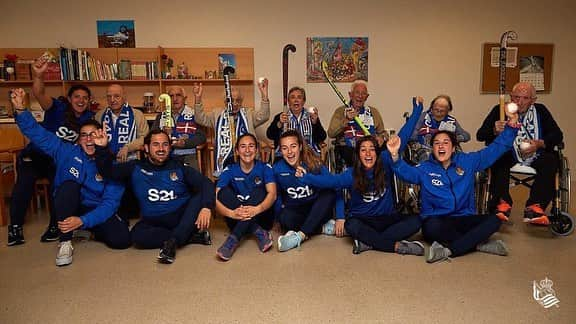 レアル・ソシエダさんのインスタグラム写真 - (レアル・ソシエダInstagram)「🏑 @RSHockeyFemenin taldeak Miramoneko Sanitas Mayores egoitza bisitatu du atzo izan zen zoriontasunaren eguna ospatzeko 🔵⚪️🔵 . 🏑 El equipo de hockey hierba ha visitado el centro residencial Miramon - Sanitas Mayores con motivo del día de la felicidad celebrado ayer 🔵⚪️🔵 . #AtxurrakGora #RealSociedad #Hockey」3月21日 23時07分 - realsociedad