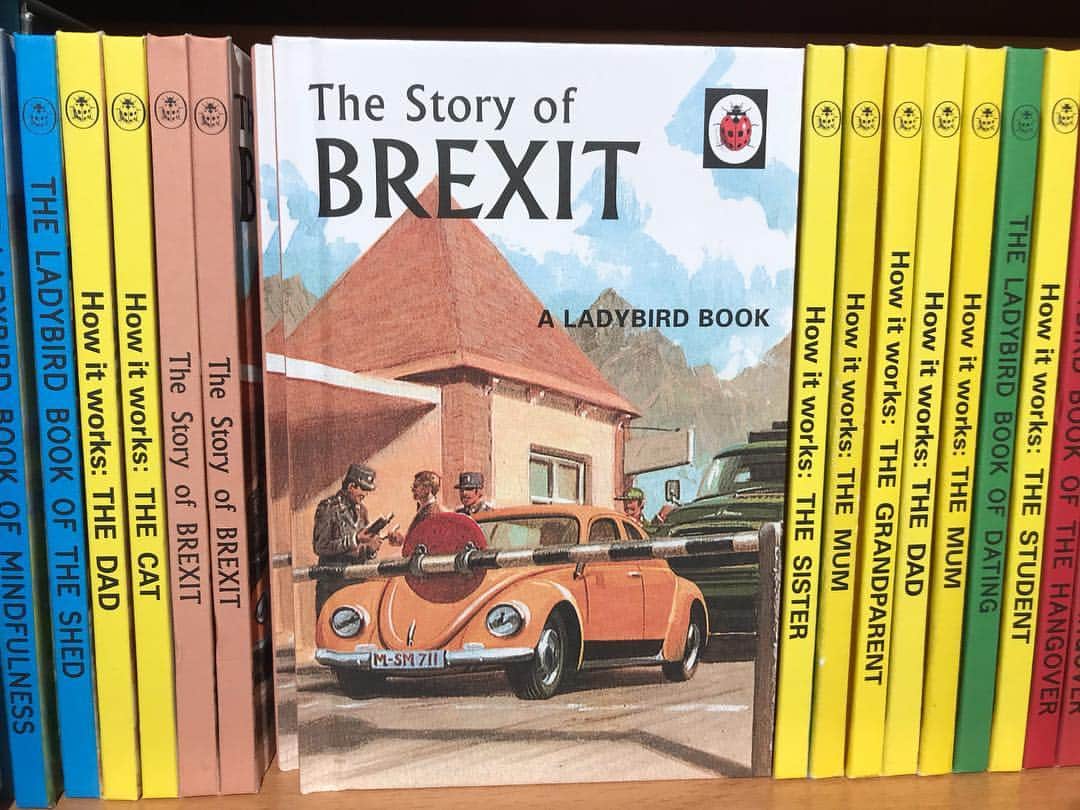 Rie fuさんのインスタグラム写真 - (Rie fuInstagram)「🤔🐞📚#brexit #ladybirdbooks #uk 「〇〇シリーズ」で有名な、レトロな挿絵と辛辣なコメントつきのレディーバードの本。大人向けにも「二日酔い」などのテーマが出る中、ついにブレグジット版が🇬🇧」3月21日 23時17分 - riefuofficial
