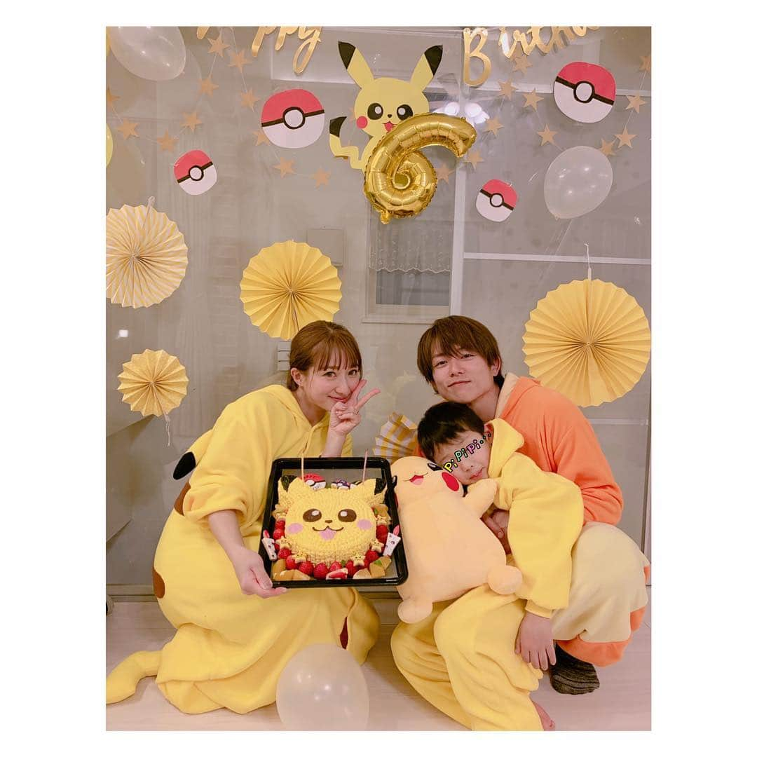 辻希美さんのインスタグラム写真 - (辻希美Instagram)「👩👶👨🎂💕" #昊空 #6歳 #ピカチュウ昊空 #ポケモン家族 #ケーキもピカチュウ #手作り #ポケモン大好き #めっちゃ喜んでくれた #嬉しい #そっちゃん #お誕生日おめでとう #🎂💕」3月21日 23時09分 - tsujinozomi_official