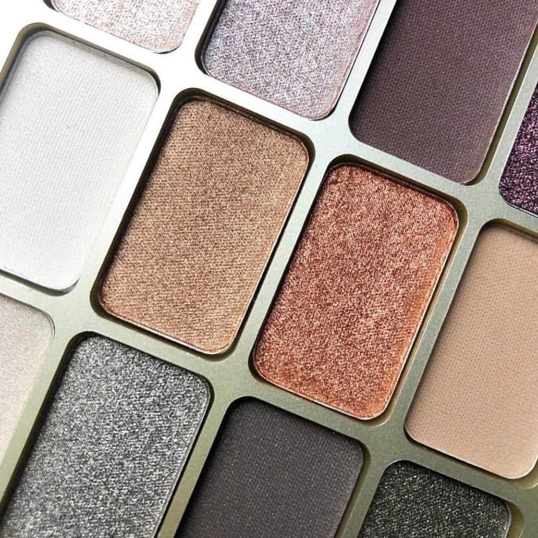 Stila Cosmeticsさんのインスタグラム写真 - (Stila CosmeticsInstagram)「Hope is on the way! Our new Eyes Are The Window Palette in Hope has just the right amount of shimmer and matte shades to create any day-to-night look 🤩 Grab it exclusively on our website, and make sure you show us your fav looks with #stilacosmetics #eyecandy #hope」3月21日 23時10分 - stilacosmetics