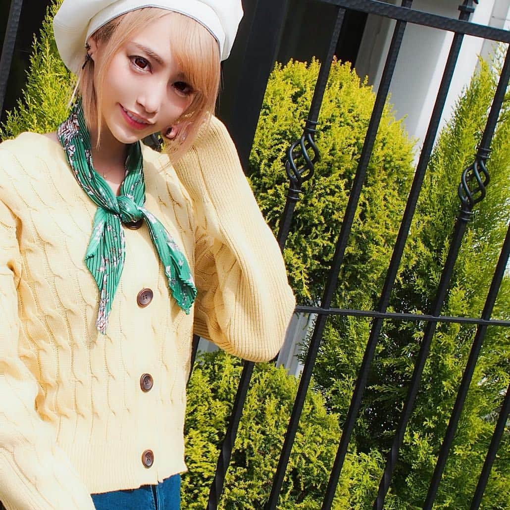 のインスタグラム：「ピンクにする前❣️💕 春服可愛くてテンション上がるなぁ💋 これコックさんっぽくない？ あとJOJOに出てきそう🥰 🤔🤔🤔 それってトニオじゃ…… ． @valmuer_official は可愛いお洋服たくさん出てたよ💕 春物買うのもここが1番多くなりそう(＊¯ω¯＊) ． #Valmuer #valmuer_official #春コーデ」
