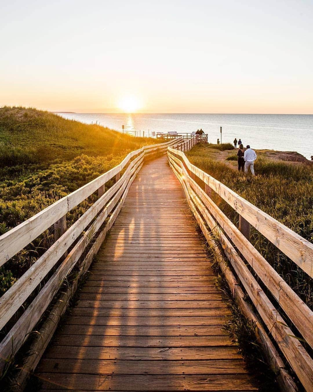 Explore Canadaさんのインスタグラム写真 - (Explore CanadaInstagram)「Stunning vistas await around every bend on Prince Edward Island. This insular region may be Canada’s smallest province, but the beauty of its 1,000 kilometres (680 miles) shoreline is nothing short of amazing. A few of our favourite beaches include: Basin Head Provincial Park, home to some of the warmest waters north of Florida, Cavendish Beach in Prince Edward Island National Park, and Greenwich Beach on the edge of the biggest sand dunes in the province. #ExploreCanada 📷:@ericsvisuals 📍: @tourismpei . À l’Île-du-Prince-Édouard, chaque virage vous réserve des panoramas à couper le souffle. Cette région insulaire forme peut-être la plus petite province du Canada, mais son littoral de 1 000 kilomètres est tout simplement grandiose. Le parc provincial de Basin Head (où l’on trouve certaines des eaux les plus chaudes au nord de la Floride), la plage de Cavendish (située dans le parc national de l’Île-du-Prince-Édouard) et la plage de Greenwich (qui borde les plus grandes dunes de la province) figurent parmi nos plages favorites. #ExploreCanada 📷 @ericsvisuals 📍 @tourismpei . #ExplorePEI #lifeisabeach #beach #beachesPEI #PEI」3月21日 23時12分 - explorecanada