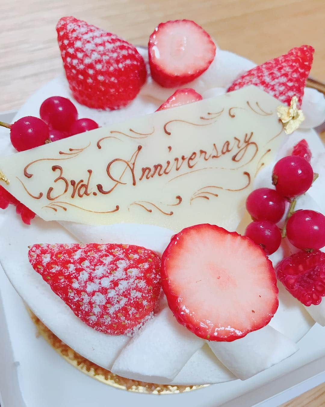 氷浦紫さんのインスタグラム写真 - (氷浦紫Instagram)「#3rdanniversary #anniversary#3th#記念日#入籍記念日#エーグルドゥース #aigledouce #cake#strawberry#pink#小さなしあわせ #越後姫#これからもよろしくお願いします#母からいちご貰った #新潟のいちご」3月21日 23時14分 - yukalihiula