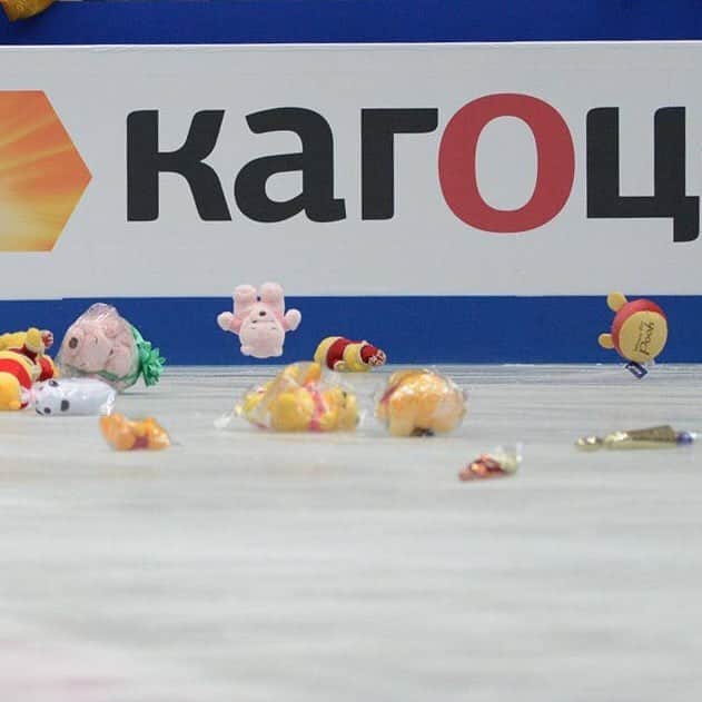 The Japan Timesさんのインスタグラム写真 - (The Japan TimesInstagram)「The Ice Prince — Yuzuru Hanyu — bested by U.S. figure skaters Nathan Chen and Jason Brown, managed only third place tonight in the men’s short program of the ISU World Figure Skating Championships. Despite the slightly disappointing performance, he was treated to the traditional deluge of Pooh bears which reportedly could only be thrown from the rink-side seats. We’ll probably get to see yet another onslaught of plushies on Saturday when he’ll be competing in the men’s free skate. Stay tuned. (📷: @dokool) . . . . . #figureskating #worldfigure #iceskating #skating #yuzuruhanyu #羽生結弦 #nathanchen #jasonbrown #shomauno #yuzuru #winniethepooh #フィギュアスケート」3月21日 23時16分 - thejapantimes