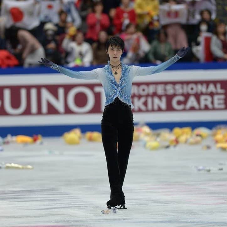 The Japan Timesさんのインスタグラム写真 - (The Japan TimesInstagram)「The Ice Prince — Yuzuru Hanyu — bested by U.S. figure skaters Nathan Chen and Jason Brown, managed only third place tonight in the men’s short program of the ISU World Figure Skating Championships. Despite the slightly disappointing performance, he was treated to the traditional deluge of Pooh bears which reportedly could only be thrown from the rink-side seats. We’ll probably get to see yet another onslaught of plushies on Saturday when he’ll be competing in the men’s free skate. Stay tuned. (📷: @dokool) . . . . . #figureskating #worldfigure #iceskating #skating #yuzuruhanyu #羽生結弦 #nathanchen #jasonbrown #shomauno #yuzuru #winniethepooh #フィギュアスケート」3月21日 23時16分 - thejapantimes