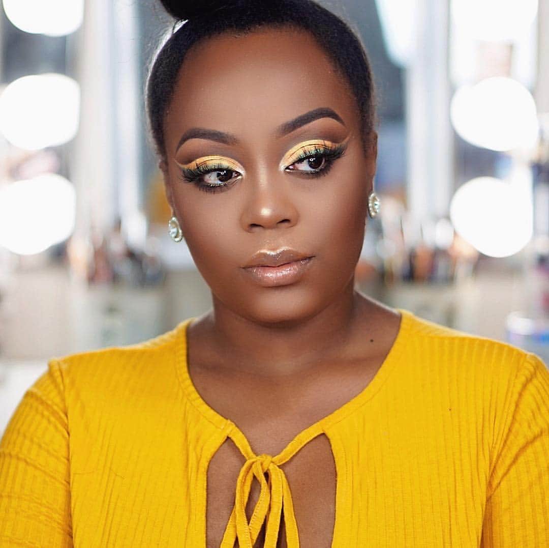 COVERGIRLさんのインスタグラム写真 - (COVERGIRLInstagram)「Spring is here and @makeupbylonn is nailing this bright yellow look. 💛 Deets below, including the palette with her new fave highlighter! ✨ 🌼 #FullSpectrum Matte Ambition All Day Foundation in 'Deep Neutral 1 🌼 #FullSpectrum Matte Ambition Skin Primer 🌼 #FullSpectrum So Saturated Palettes in 'Zodiac' and 'Reverence' 🌼 #FullSpectrum Sculpt Expert Multiuse Cheek Palette in 'Rose Rush  #COVERGIRLMADE #IAmWhatIMakeUp #COVERGIRLCrueltyFree」3月21日 23時19分 - covergirl