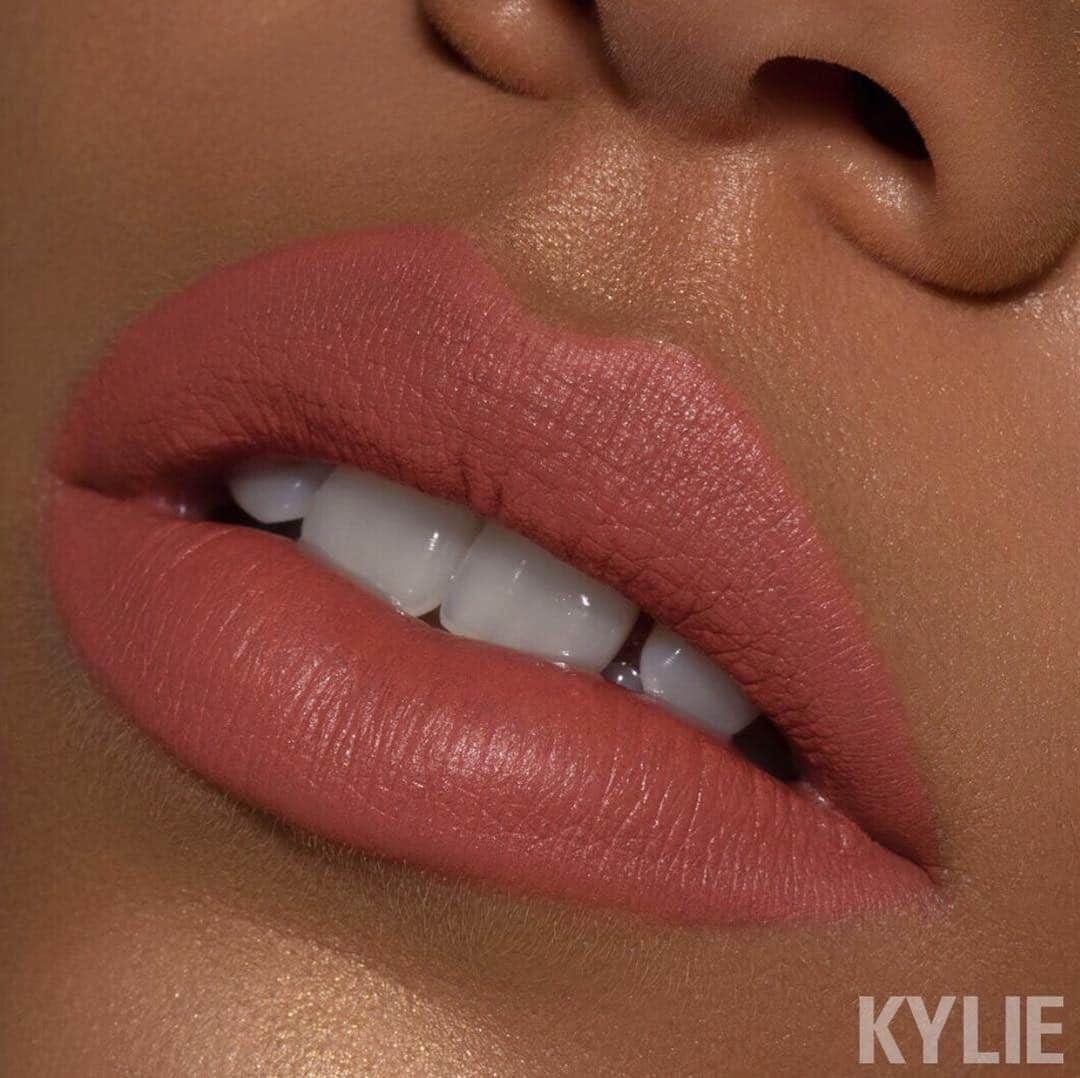 Kylie Cosmeticsさんのインスタグラム写真 - (Kylie CosmeticsInstagram)「ALMOST FRIDAY matte bullet lipstick 🗓💗 One of our newest matte lipstick shades, in our amazing + pigmented formula! Tap to shop!」3月21日 23時20分 - kyliecosmetics