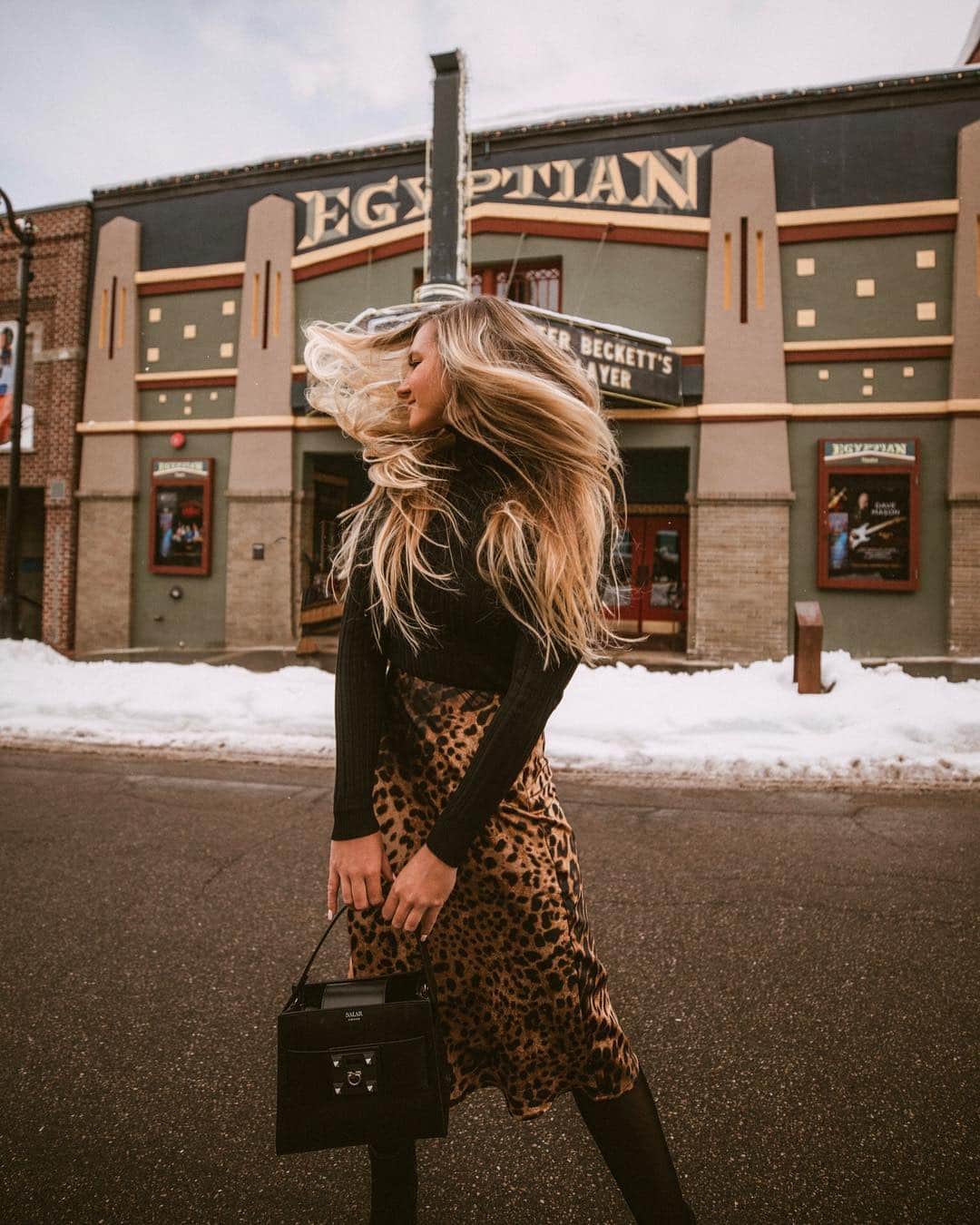 サシャ・カリスのインスタグラム：「Check out the Egyptian movie theater on Main Street! This was actually the first sound movie cinema in park city. This is where the Sundance music festival is held and has been around just about as long as the festival! It is known for being one of the most recognizable structures on Main Street. It opened on Christmas Day, 1926 Look by @lulus 🖤 . . . 📸 @jessicajanaephotography #parkcity #utah #snowphotography #ootd #fashionblogger #travelblogger #travelphotography #mainstreetparkcity #lovelulus #lulusambassador」