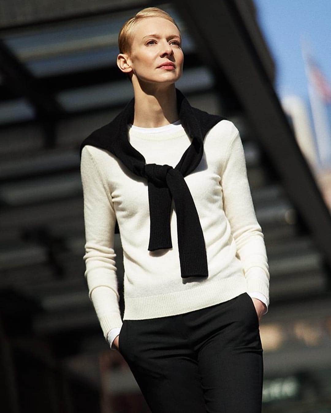 のインスタグラム：「My Theory: Tracy Doyle. ⠀⠀⠀⠀⠀⠀⠀⠀⠀⠀⠀⠀ “After acquiring the building blocks of pants and shirting, I love the cozy layers of long-sleeve T-shirts and cashmere sweaters. I know cashmere is an investment, but inevitably the ease of reaching for chic, cozy sweaters means they are some of the hardest-working pieces I own.” ⠀⠀⠀⠀⠀⠀⠀⠀⠀⠀⠀⠀ Follow the link in bio to shop all of Tracy’s looks.  #MyTheory」