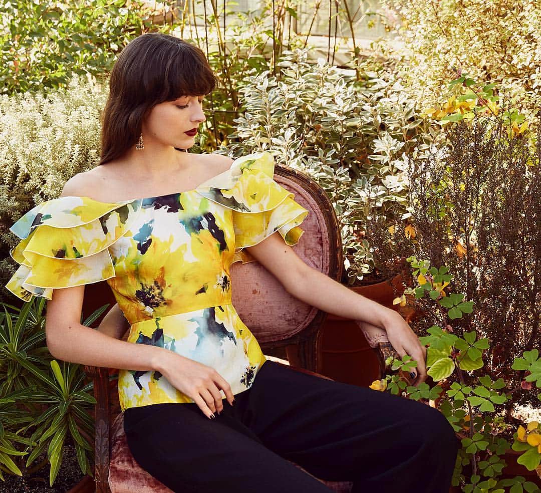 のインスタグラム：「Look 8: Yellow floral off shoulder top with 3D stamped flowers and petals at flutter sleeve from the Pre-Fall 2019 Marchesa collection. #marchesa #pf19marchesa」