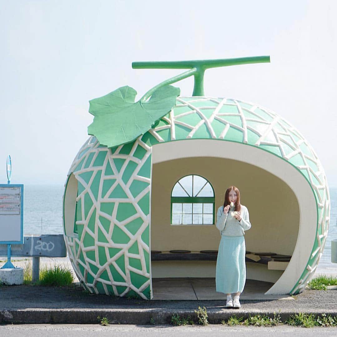 Giann Chanのインスタグラム：「今天我是一個密瓜在密瓜巴士站裡吃密瓜。 📍：長崎縣諫早市小長井町 國道207號線 （Follow my geotag) ——————————————————————— 私はメロンです。メロンバス停でメロンを食べています。  #フルーツバス停 #メロン #Nagasaki #果物 #長崎縣 #Melon #fruitbusstop  #小長井 #Kyushu #ctytravelmap」
