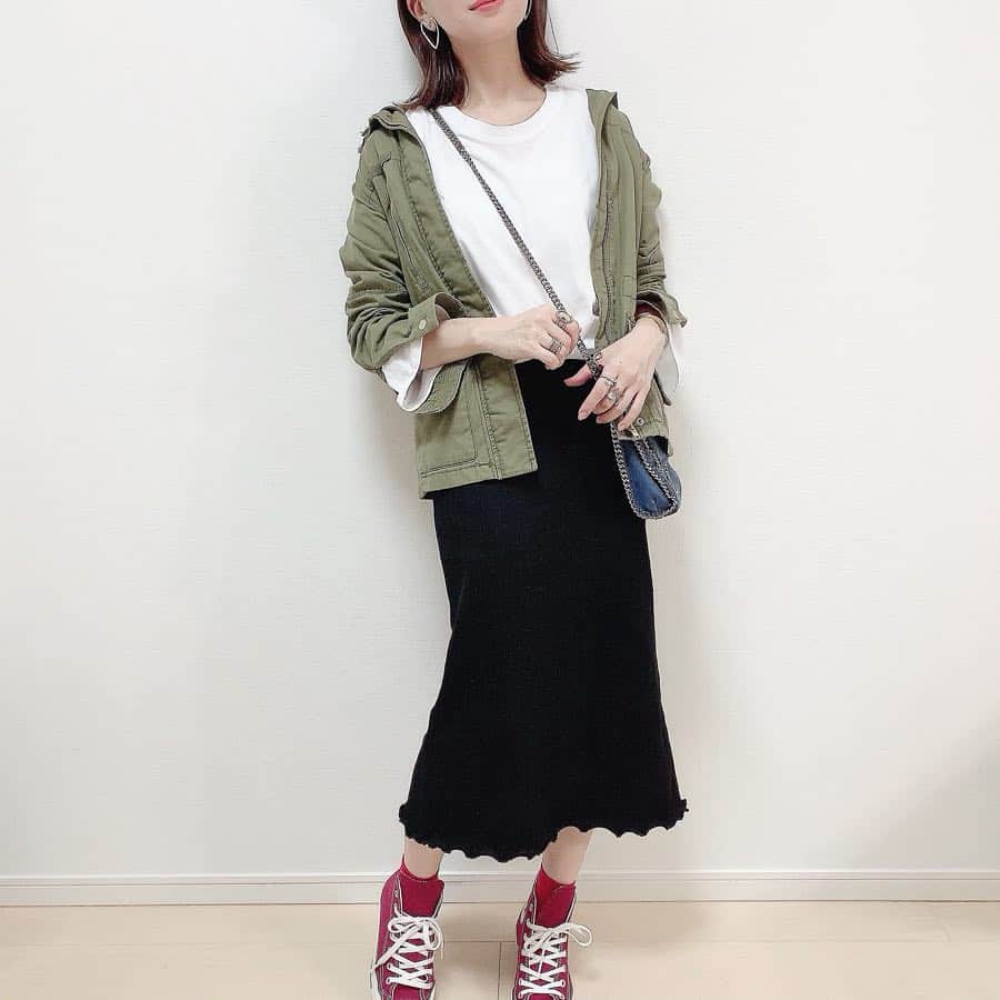 nyaachanさんのインスタグラム写真 - (nyaachanInstagram)「* アナフィラキシーでの入院に関するストーリーやpicで、たくさんコメントやメッセージありがとうございました（ ; ; ）✨ やっと今日になって腫れがひいたかな？ 両目二重に戻ったものの顔の湿疹はまだ引かず…😂 * * 顔の腫れがひいたから、今日は久しぶりにちゃんと掃除やらして、ご飯も作って食べました☺︎ ひさびさに外でたらあっかかった~♡♡♡ このコーデで充分やった♬ * 袖のぶかっと具合が最高な白ロンTは @reca.yahoo さんの🙌 シンプルな白ロンTは1枚あったら絶対使える🤭💕 ブラックのリブスカートも @reca.yahoo さんで、後ろにスリットあるし、ポッケもついてて、なのにウエストゴムで、めちゃプチプラでお気に入りり♬ ミリタリージャケットはもー何年も前のH&M (^^) * * #reca#recaコーデ#コーディネート#カジュアルコーデ#大人カジュアル#ミリタリージャケット#シンプルコーデ#プチプラコーデ#スニーカー#コンバース#コンバースハイカット#converse#シルバーアクセサリー#selectshopapricot#春コーデ#お洒落さんと繋がりたい#外ハネボブ」3月21日 23時28分 - naokoko70