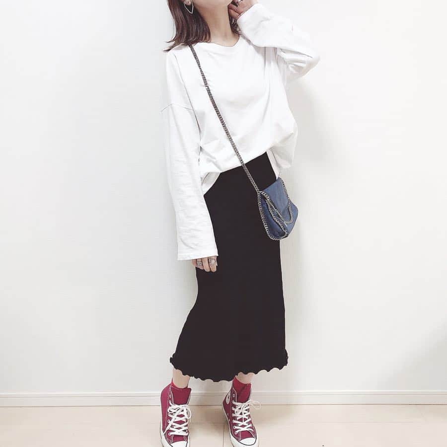 nyaachanさんのインスタグラム写真 - (nyaachanInstagram)「* アナフィラキシーでの入院に関するストーリーやpicで、たくさんコメントやメッセージありがとうございました（ ; ; ）✨ やっと今日になって腫れがひいたかな？ 両目二重に戻ったものの顔の湿疹はまだ引かず…😂 * * 顔の腫れがひいたから、今日は久しぶりにちゃんと掃除やらして、ご飯も作って食べました☺︎ ひさびさに外でたらあっかかった~♡♡♡ このコーデで充分やった♬ * 袖のぶかっと具合が最高な白ロンTは @reca.yahoo さんの🙌 シンプルな白ロンTは1枚あったら絶対使える🤭💕 ブラックのリブスカートも @reca.yahoo さんで、後ろにスリットあるし、ポッケもついてて、なのにウエストゴムで、めちゃプチプラでお気に入りり♬ ミリタリージャケットはもー何年も前のH&M (^^) * * #reca#recaコーデ#コーディネート#カジュアルコーデ#大人カジュアル#ミリタリージャケット#シンプルコーデ#プチプラコーデ#スニーカー#コンバース#コンバースハイカット#converse#シルバーアクセサリー#selectshopapricot#春コーデ#お洒落さんと繋がりたい#外ハネボブ」3月21日 23時28分 - naokoko70