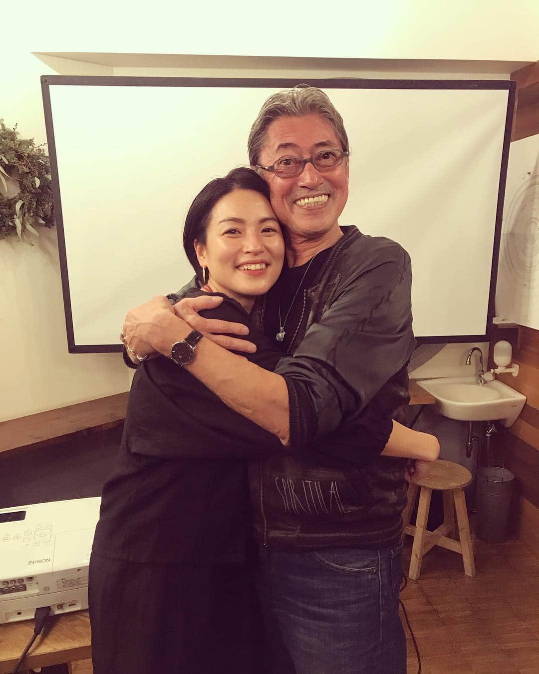 桃生亜希子のインスタグラム：「2年ぶりのロバートハリス @robertharris_exiles さん。 20代の時 読んだ「Exiles 」。 衝撃だった。 いつでもHappyオーラで男女関係なくみんなを惹きつけてしまう素敵な人！  グアテマラのトークを聞いて、また旅欲がウズウズ。。 #エグザイルス」