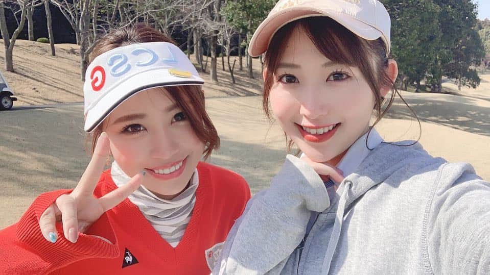 渡瀬茜さんのインスタグラム写真 - (渡瀬茜Instagram)「昨日のゴルフあったかくて気持ちかったなぁ😊富里ゴルフ倶楽部始めて行ったけどグリーン、グリーン周りがめちゃめちゃ難しきった(>_<)12フィートもあってオンしたと思ってもオーバーしちゃうしシビれたよwでもグリーン難しコース面白いね！初めの3ホール PAR、 PAR、 BOGEY、BOGEY…ときてたのでまさかベスト更新か？！と思ったけど49.51の100⛳️結局いつもの私でしたw明日からパシフィコ横浜で行われるゴルフフェア今年もデサントブースにいます(*´꒳`*)昨日ゴルフで一緒だった唯ちゃんも一緒♡あと武田しのぶちゃんも一緒だよ😊楽しみー(*´꒳`*)遊びにきてねー💖  #ゴルフ#ゴルフラウンド#女子ゴルフ#富里ゴルフ倶楽部 #高速グリーン#高速グリーン面白い#ゴルフ女子軍団#GTバーディーズ#ゴルフシーズン#ゴルフシーズン到来#花粉症ではないはず」3月21日 23時31分 - wataseakane1