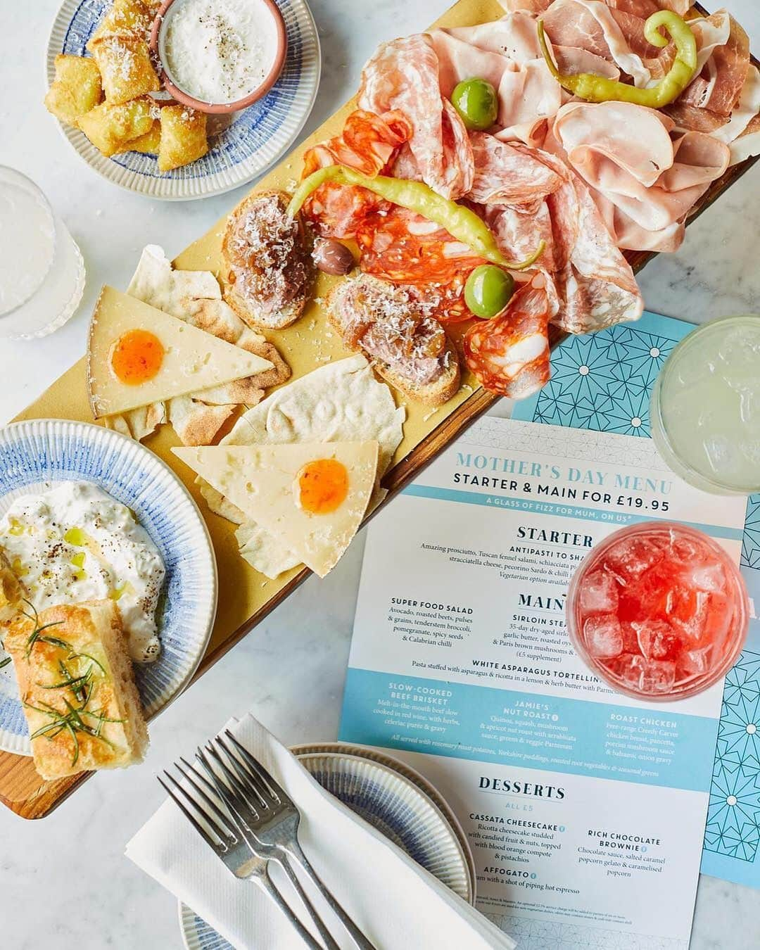 ジェイミー・オリヴァーさんのインスタグラム写真 - (ジェイミー・オリヴァーInstagram)「Just over a week til #MothersDay! We've got a delicious set menu at @jamiesitalianuk for you to treat Mum to over that weekend. On the menu we've got sirloin steak, seafood risotto, and of course a good old #SundayRoast!! And wait till you see the desserts...cheesecake, tiramisu, chocolate brownie, oh yes!! Plus, Mum will get a glass of fizz on us! Still time to book in guys - link in my bio!」3月21日 23時32分 - jamieoliver