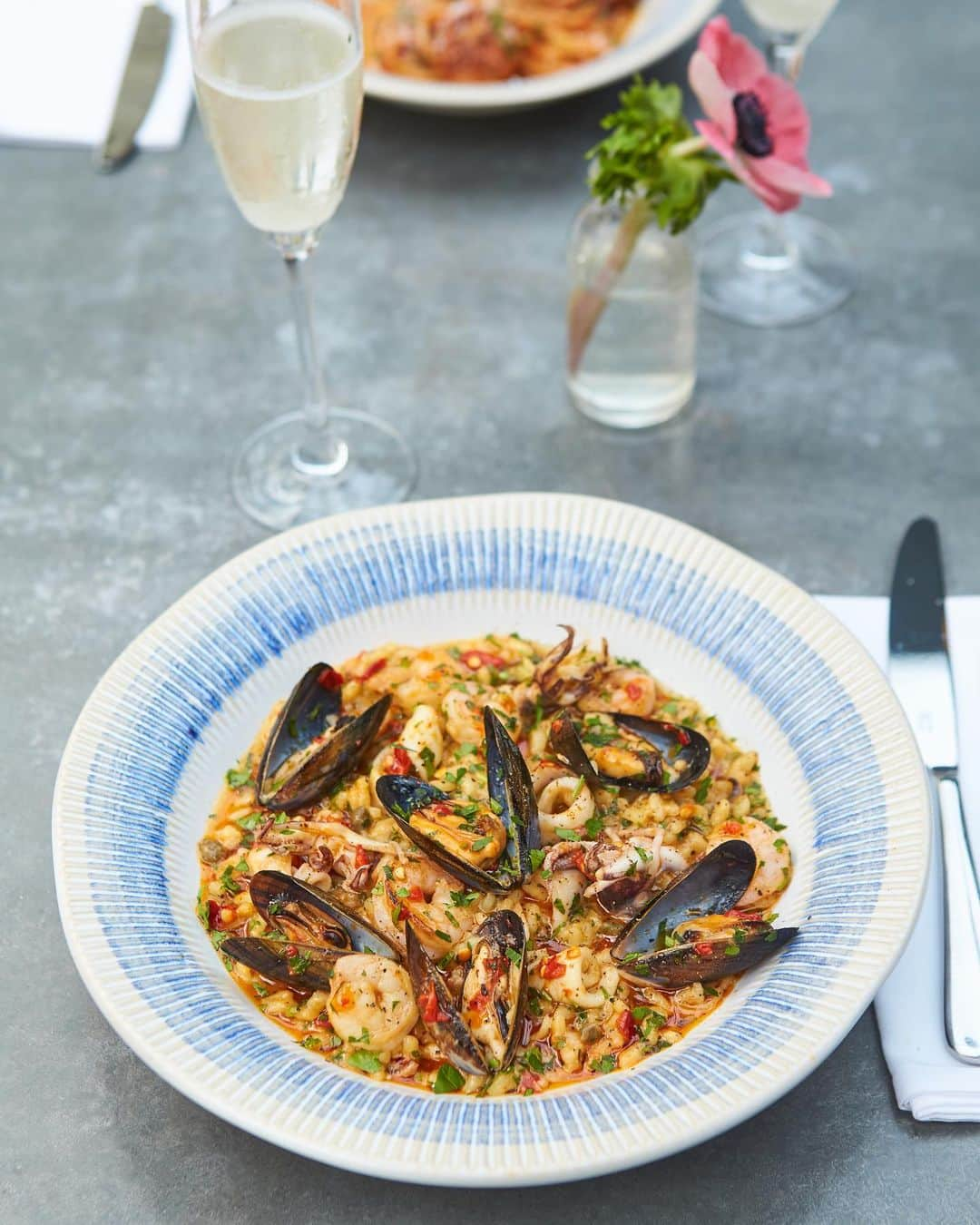 ジェイミー・オリヴァーさんのインスタグラム写真 - (ジェイミー・オリヴァーInstagram)「Just over a week til #MothersDay! We've got a delicious set menu at @jamiesitalianuk for you to treat Mum to over that weekend. On the menu we've got sirloin steak, seafood risotto, and of course a good old #SundayRoast!! And wait till you see the desserts...cheesecake, tiramisu, chocolate brownie, oh yes!! Plus, Mum will get a glass of fizz on us! Still time to book in guys - link in my bio!」3月21日 23時32分 - jamieoliver