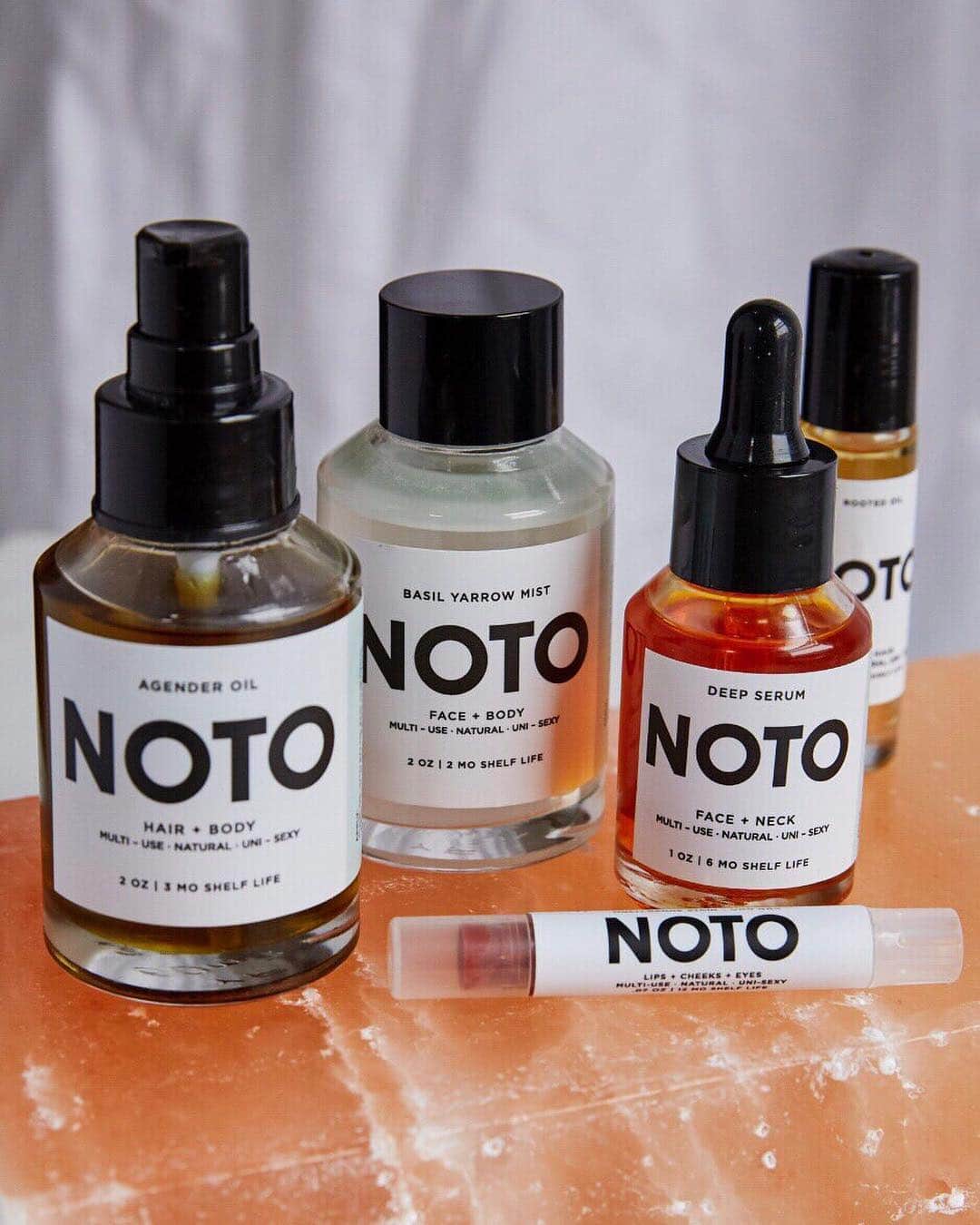 Nordstromさんのインスタグラム写真 - (NordstromInstagram)「Ready to multi-task? Meet natural skin care brand @noto_botanics: their lineup of multi-use and unisex products helps minimize your morning routine all the while giving back to non-profits in areas like the arts. #linkinbio to learn more and shop their minimalist approach #NordstromPop」3月21日 23時43分 - nordstrom