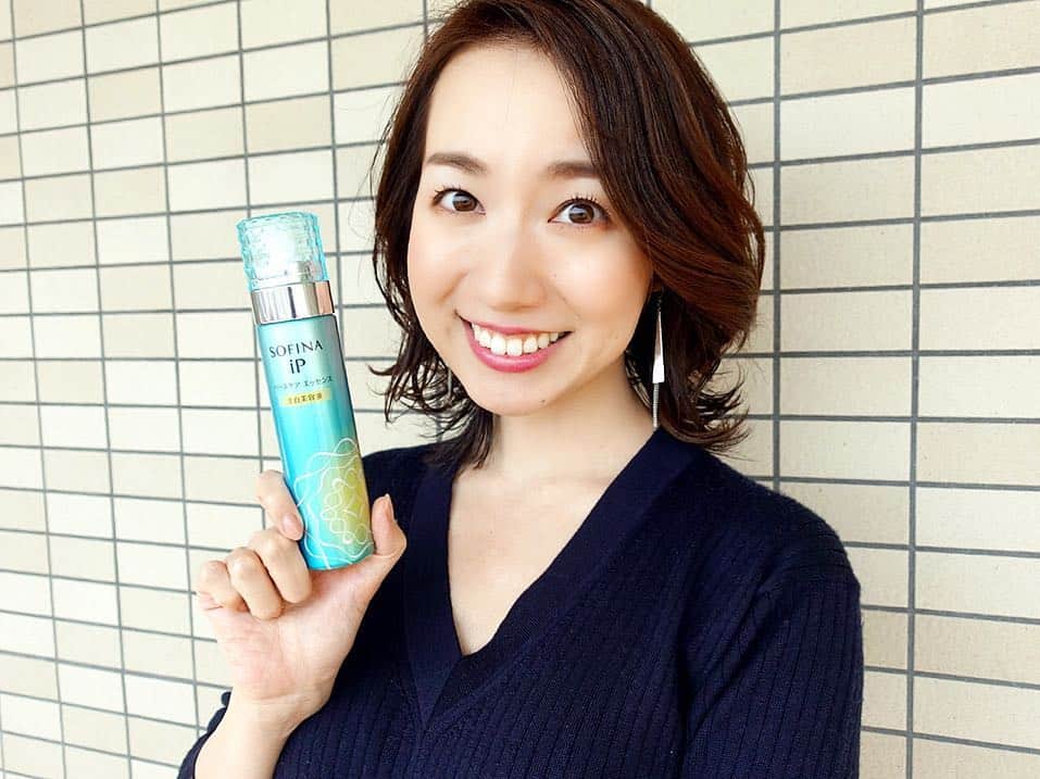 のインスタグラム：「【産後復帰三種の神器 私の場合♪】 . 桜も開花し、本格的に春を楽しめる季節になりましたね🙌それはとても嬉しいけど、最近の私は娘の離乳食に仕事にと、以前に増してバタバタしています😓 . 寝不足で疲れると肌のターンオーバーが悪くなって肌がザラつくのが気になるのですが💦 花王さんから頂いたソフィーナiP土台美容液がすごく良いです❤️ 高濃度炭酸の泡をマッサージするように広げるだけで、美容液が速攻で肌の奥まで浸透する❗️老廃物をしっかり流してくれるから、肌が潤ってツヤツヤに😇最近毎日使ってます🙌 忙しいママやOLさんに本当にオススメです👍💕 . #産後復帰 #ママ応援 #ママ美容 #ワーママ #millymilly #読者モデル  #赤ちゃんのいる生活  #赤ちゃんのいる暮らし  #生後7ヶ月  #時短ケア  #セルフケア  #ママさんと繋がりたい  #女の子ママ  #PR  #スキンケア #花王 #ソフィーナiP #土台美容液 #炭酸美容 #炭酸美容液」