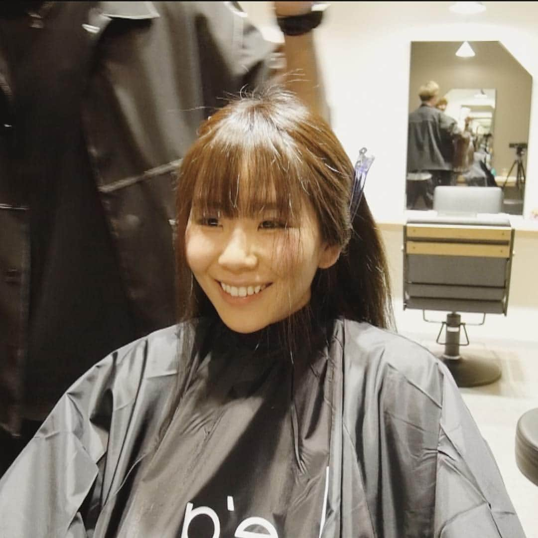 奈良岡にこさんのインスタグラム写真 - (奈良岡にこInstagram)「ストーリーズばっかりで全然投稿してませんでしたね、あん、緊張するぅ〜  明日のYouTube動画は、「美容院で全部お任せで頼んでみた！」です。かなりのイメチェンを遂げているのではないでしょうか〜💇‍♀️ 19時アップね、よろぴくぴく」3月21日 23時35分 - miso_nico