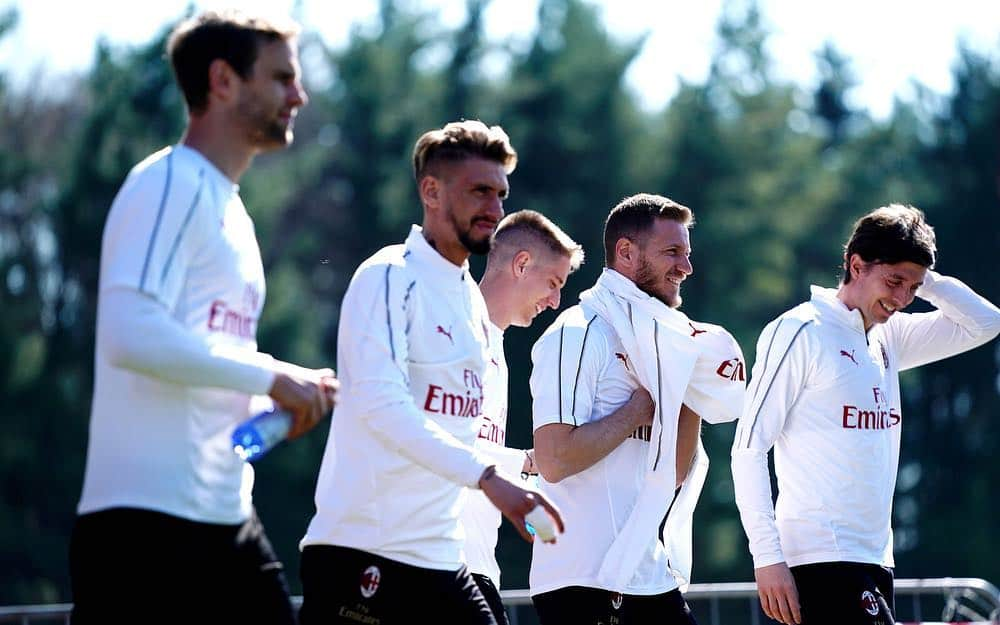 ACミランさんのインスタグラム写真 - (ACミランInstagram)「Thursday training with technical drills and a friendly match: Here are some snapshots 📸💪🏼 Giovedì di lavoro a Milanello: ecco alcuni scatti dell'allenamento di oggi 📸💪🏼」3月21日 23時38分 - acmilan