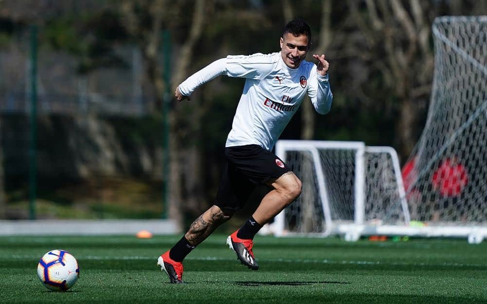 ACミランさんのインスタグラム写真 - (ACミランInstagram)「Thursday training with technical drills and a friendly match: Here are some snapshots 📸💪🏼 Giovedì di lavoro a Milanello: ecco alcuni scatti dell'allenamento di oggi 📸💪🏼」3月21日 23時38分 - acmilan