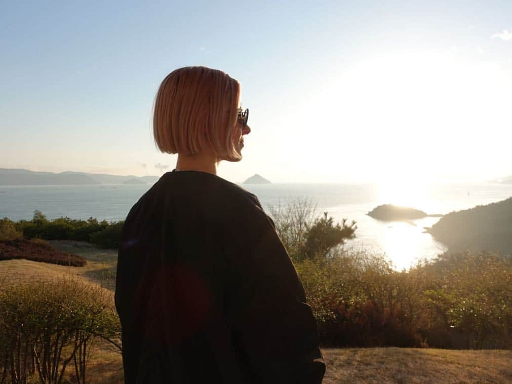 マヤ・ジェーン・コールスさんのインスタグラム写真 - (マヤ・ジェーン・コールスInstagram)「Just spent a couple of days enjoying the remarkably stunning settings on Naoshima Island, a new place for me to experience 😍. Feeling calm, recharged, refreshed and ready for Tokyo! See you at @vent.tokyo tomorrow night! 🖤 #naoshima #tokyo #london」3月21日 23時38分 - mayajanecolesofficial