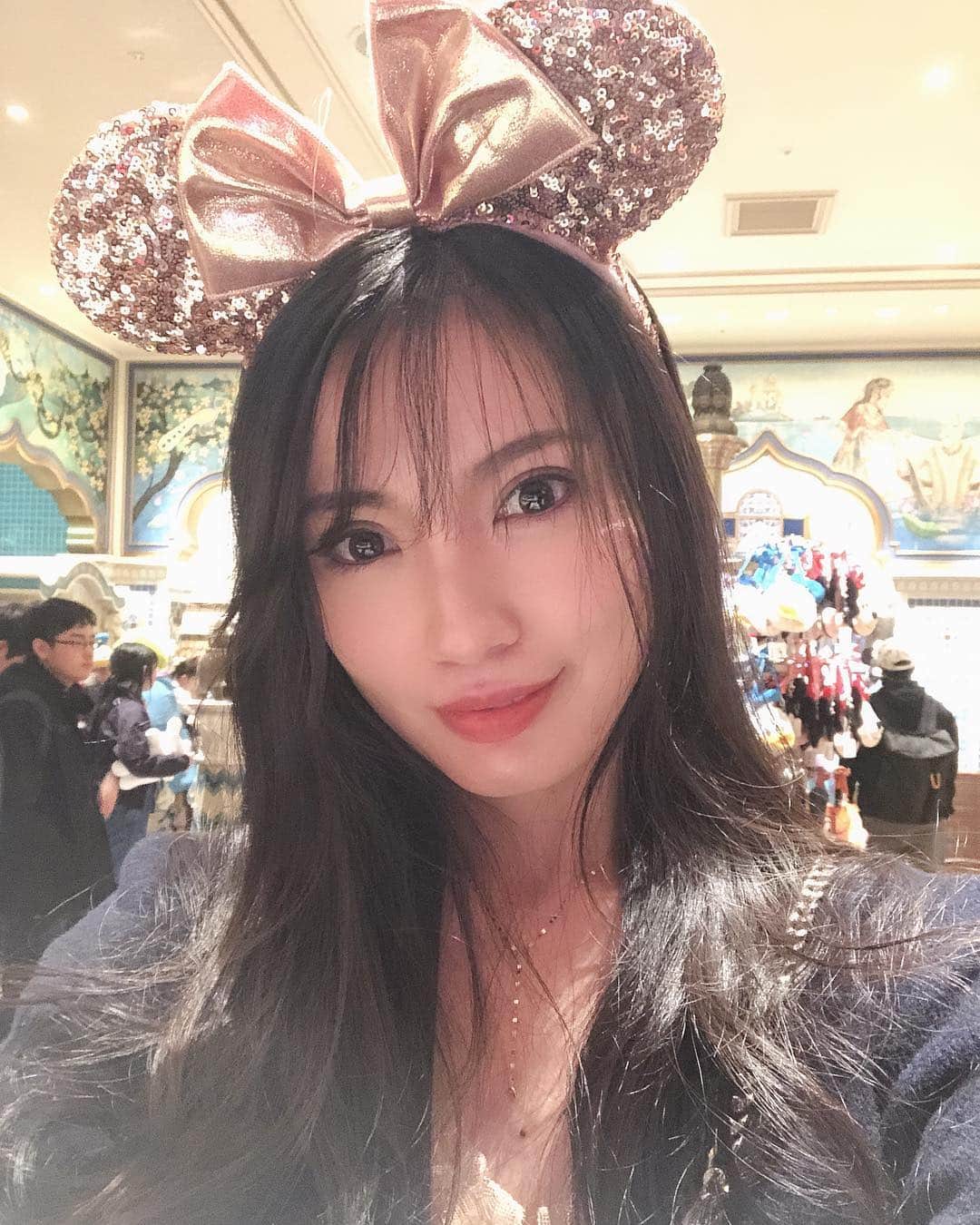 吉田愛璃のインスタグラム：「. . ✰︎ 久しぶりのDisney☺️ @rinotokyo とゆるーくお散歩スタイル🌸 夢の国で現実的な話ばかりしてた🤣 {ルノアールと間違えたw . カチューシャとりあえず付けて写真は撮るが買わない人達w . はぁ、楽しかった💜 . ✰︎ #disneysea #アラサー女子」
