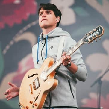 のインスタグラム：「throwback to Leeds 2014. simultaneously my favorite and least favorite UK show look. 🤷🏻‍♂️playing EartH in Hackney tonight, then two shows in Islington. UK Tour on sale this Friday - Edinburgh, Manchester, Birmingham, London, see you in the Fall 🇬🇧 🇬🇧🇬🇧」