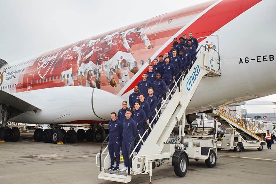 エミレーツ航空さんのインスタグラム写真 - (エミレーツ航空Instagram)「What better way for the Gunners to fly to Dubai than on our newly-branded @Arsenal A380. The team are in town for a friendly with @AlNasr_sc on Tuesday. #ArsenalinDubai #EmiratesAirline #FlyEmiratesFlyBetter」3月22日 0時01分 - emirates