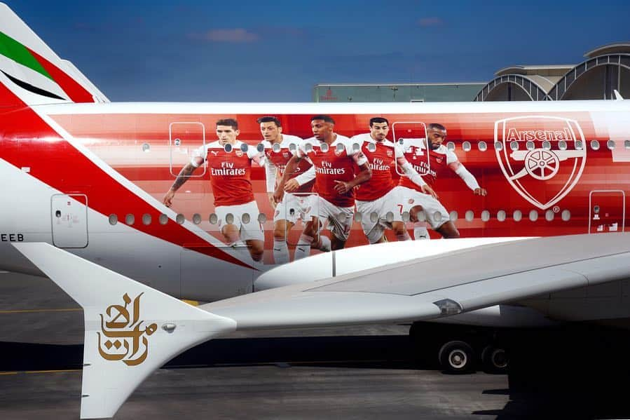 エミレーツ航空さんのインスタグラム写真 - (エミレーツ航空Instagram)「What better way for the Gunners to fly to Dubai than on our newly-branded @Arsenal A380. The team are in town for a friendly with @AlNasr_sc on Tuesday. #ArsenalinDubai #EmiratesAirline #FlyEmiratesFlyBetter」3月22日 0時01分 - emirates