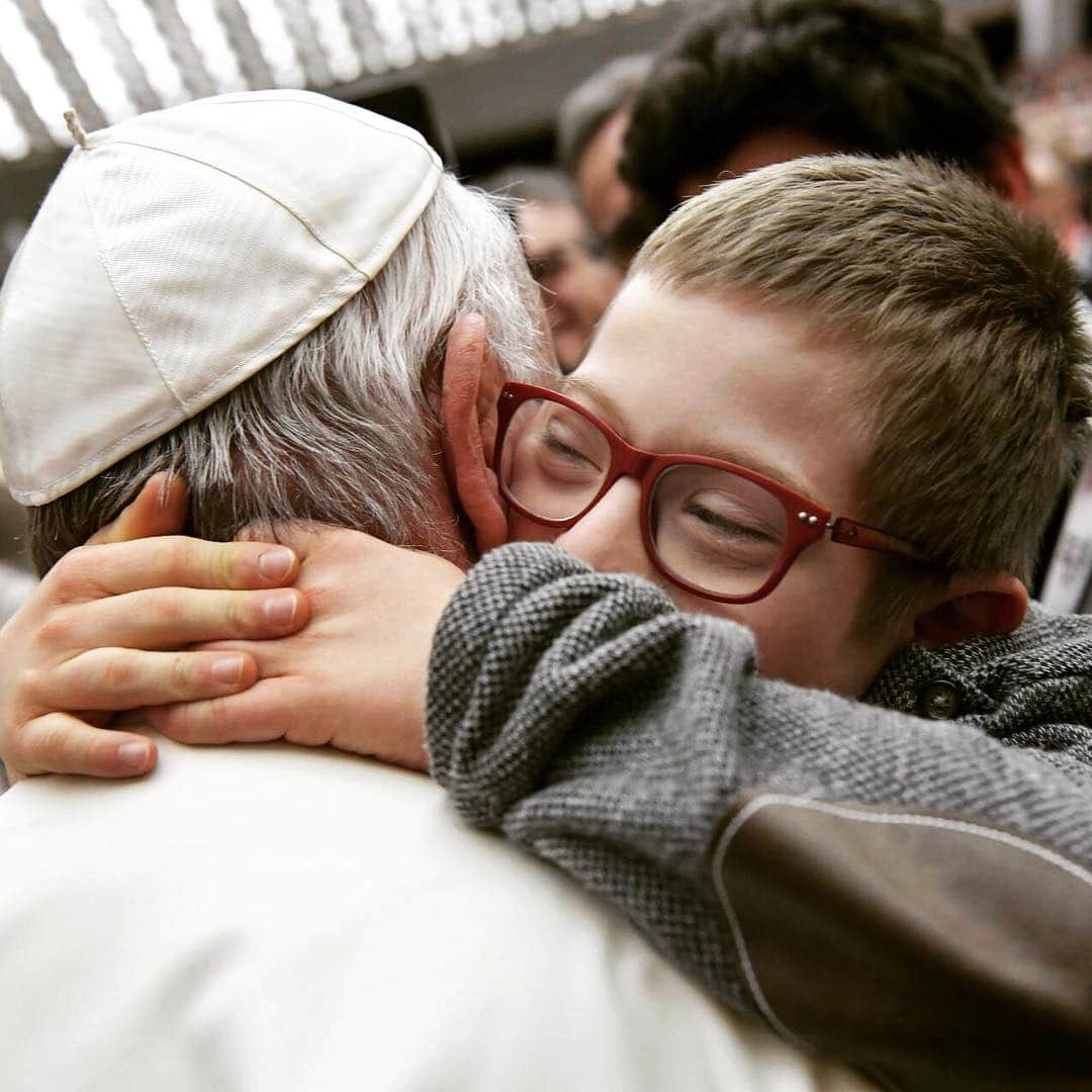 フランシスコ（ローマ教皇）さんのインスタグラム写真 - (フランシスコ（ローマ教皇）Instagram)「EN: Those who care for the little ones are on God's side and defeat the culture of waste.  PT: Quem cuida das crianças está do lado de Deus e vence a cultura do descarte.  ES: Quien cuida a los pequeños está del lado de Dios y vence la cultura del descarte!  IT: Chi si prende cura dei piccoli sta dalla parte di Dio e vince la cultura dello scarto!  FR: Celui qui prend soin des petits est du côté de Dieu et vainc la culture du déchet.  #DownSyndrome #SíndromeDeDown #SindromediDown #SyndromedeDown #SíndromedeDown #zespółDowna」3月21日 23時56分 - franciscus