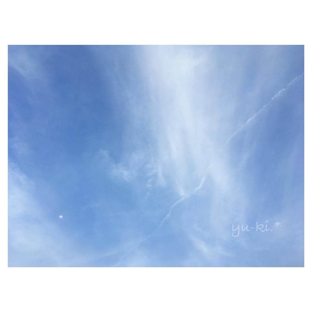 二見夕貴さんのインスタグラム写真 - (二見夕貴Instagram)「. おひさしぶり空まにあ♡ . 安定のしゃーしゃー雲☁︎. * . 構図は1枚目が好きだけど 2枚目に登場してる雲が ぐしゃぐしゃって描いた サインのようですき♡ . . さとぷに聞いたらしゃーしゃー雲の 名前わかるかな☺︎？♡笑 #ilovesky #sky #clouds #cameragirl #contrail #空好き #空部 #雲部 #カメラ女子 #飛行機雲 #空まにあ」3月21日 23時56分 - yyyuki___