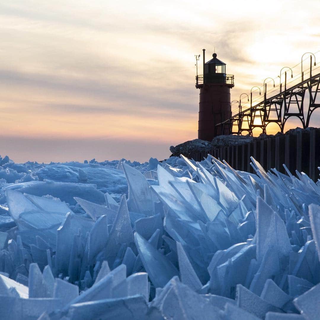 NBC Newsさんのインスタグラム写真 - (NBC NewsInstagram)「A #spring thaw has shattered #LakeMichigan into giant shards of blue ice. Click the link in our bio to read more about the stunning ice formations. . 📷 Joel Bissell / Kalamazoo Gazette via @apnews」3月21日 23時57分 - nbcnews