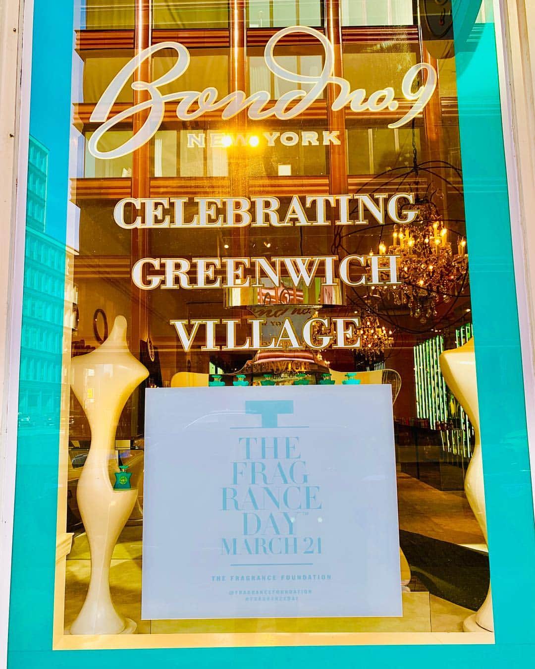 のインスタグラム：「Happy National Fragrance Day! We launched Greenwich Village just in time. An oriental vanilla with a touch of florality @fragrancefoundation SWIPE➡️ #bondno9 #bondno9ny #newyork #newyorkcity #greenwichvillage #thevillage #fragranceday #fragrance #perfume #love」