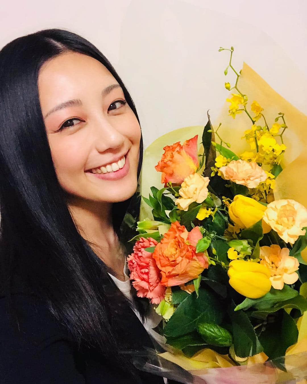 早瀬英里奈さんのインスタグラム写真 - (早瀬英里奈Instagram)「本日、こんなに綺麗で大きな花束を頂きオールアップしました💐✨ ・ 本っ当に素敵な現場で幸せでした🎥🎬✨ ・ また改めてお知らせします🌟 ・ ・ 共演者の方に「黄色い花束似合うね♪」と言って頂きました🏵 黄色って普段 自分ではあまり選ぶ色では無なくて… 黄色い花束も、今まであまり頂いたことがなかったので、とても新鮮でした💛 ・ ・ ・ #オールアップ #ありがとうございました #撮影 #黄色 #花束 #少し寂しい #早瀬英里奈 #erinahayase」3月21日 23時59分 - erina.hayase