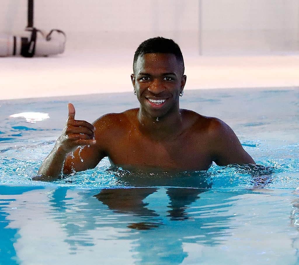 ヴィニシウス・ジュニオールのインスタグラム：「¡Trabajando para volver cuanto antes y más fuerte que nunca! Y la sonrisa siempre! 💪🏾🤪🙌🏾 #METELIARECUPERAÇAO」