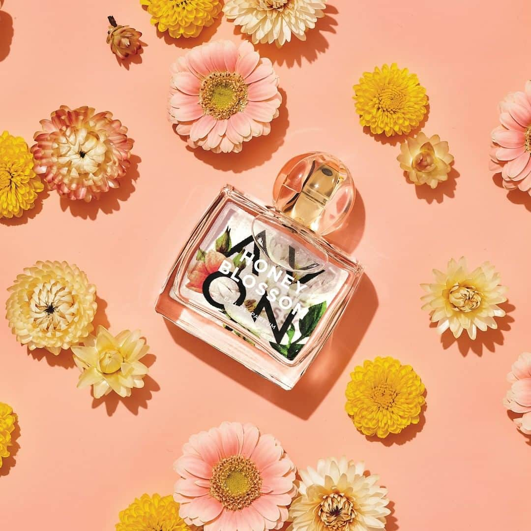 エイボンさんのインスタグラム写真 - (エイボンInstagram)「We're celebrating #NationalFragranceDay with a #giveaway! Win one of 10 full-size bottles of #AvonFlourish. 1️⃣Mention someone below who has helped you flourish.🌼 2⃣Double tap this post.❤️ 3️⃣Follow @avoninsider.  10 winners will be selected and contacted on Instagram via private message on 3/29/19. Entries are valid through 3/28/19 at 11:59 am EST. Entrant and nominee must be Legal Resident of US and at least 18 to win. This Contest is in no way sponsored, endorsed or administered by, or associated with Instagram or Facebook, which is not affiliated with Sponsor in any way.」3月22日 0時00分 - avoninsider