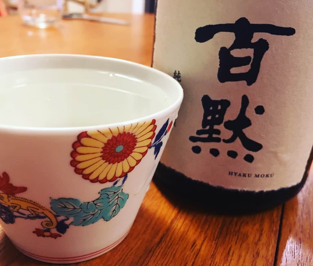 宮田麺児のインスタグラム：「晩酌。 今から 何種類か 利き酒。 先ずは 百黙。  #菊正宗#日本酒#百黙#利き酒#お猪口#波佐見焼」