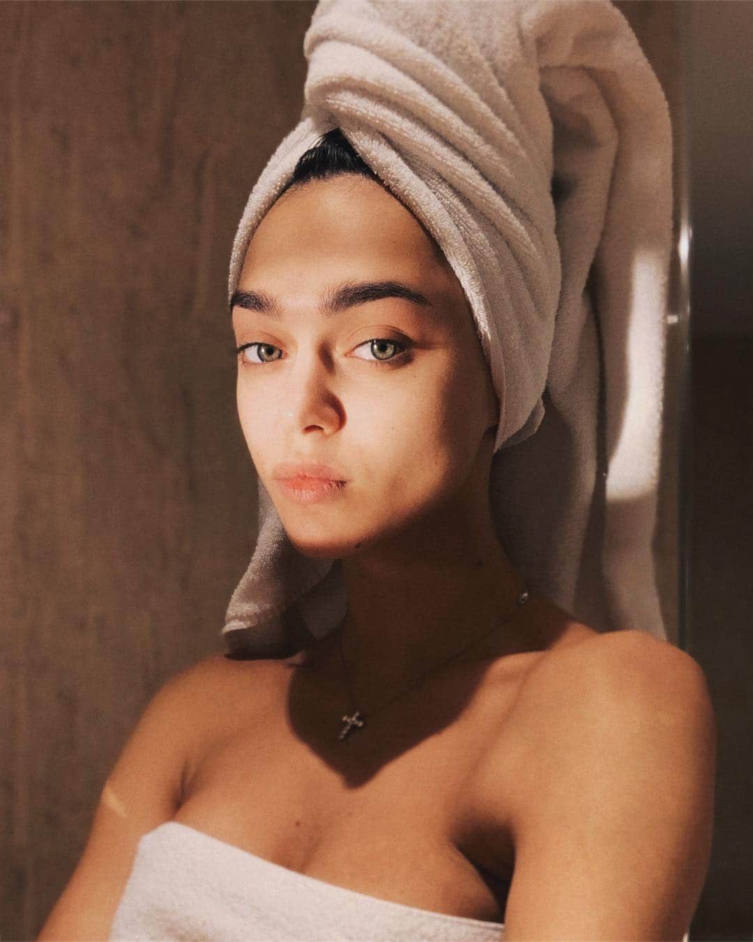 Zhenya Katavaのインスタグラム：「Мои Toп♥️косметических средств ) - Clarins Gentle Foaming Cleanser with Shea butter <умывалка (подходит для сухой/чувствительной кожи)> - Chanel Le Bi-Phase Visage (если водостойкий макияж) -  Bioderma <миццелярная вода > - LANEIGE <ночная маска для губ - Clarins Hydra-Essentiel Cooling <маска вокруг глаз (всего на 10 минуток 👍🏽)> - La Roche-Posay: Hydraphase <крем для лица (круто помогает когда есть шелушения)> - Fresh Vitamin Nectar Mask <маска с витамином А) офигенно пахнет 🍊)> - Coconut body oil <вместо крема для тела> - Патчи для глаз Biologique Recherche , Garnier」