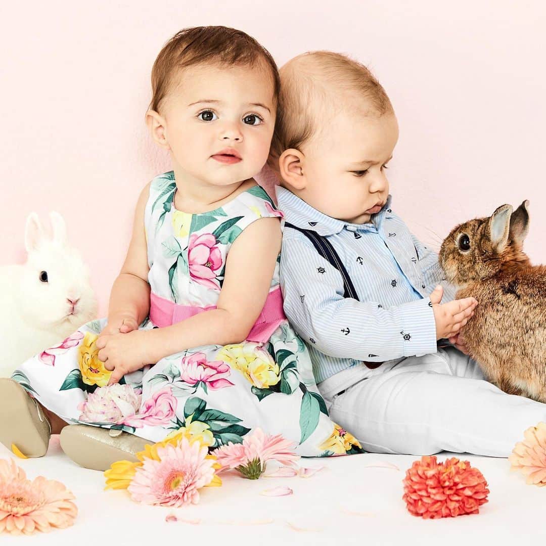 のインスタグラム：「Baby thoughts for the day: The bunny’s in your lap! What is this fuzzy feeling? #snapthepic #easterstyle」