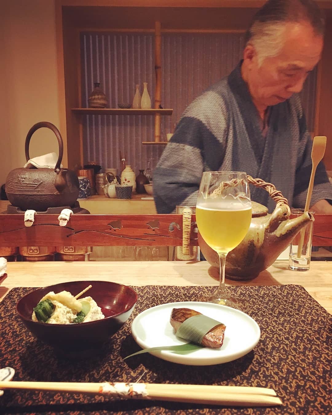 のインスタグラム：「エリーズと、懇意にしている映画関係の友人とお茶の子ラストディナー。明日の朝にはパリへ帰るエリーズも、満ち足りた時間となったようです。  #猫沢銘店」