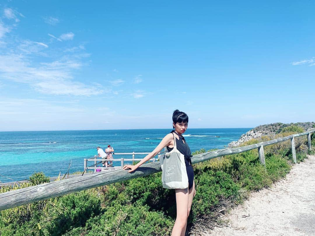 る鹿さんのインスタグラム写真 - (る鹿Instagram)「めちゃめちゃ素敵な海でした🏖 Maybe this is my favorite beach in this world 🌎 🗺🌊 大自然とひとつになりそう🌿❤️」3月22日 0時22分 - luluxinggg